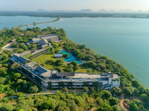 Внешний вид отеля DoubleTree by Hilton Weerawila Rajawarna Resort в Вееравиле, фото 1