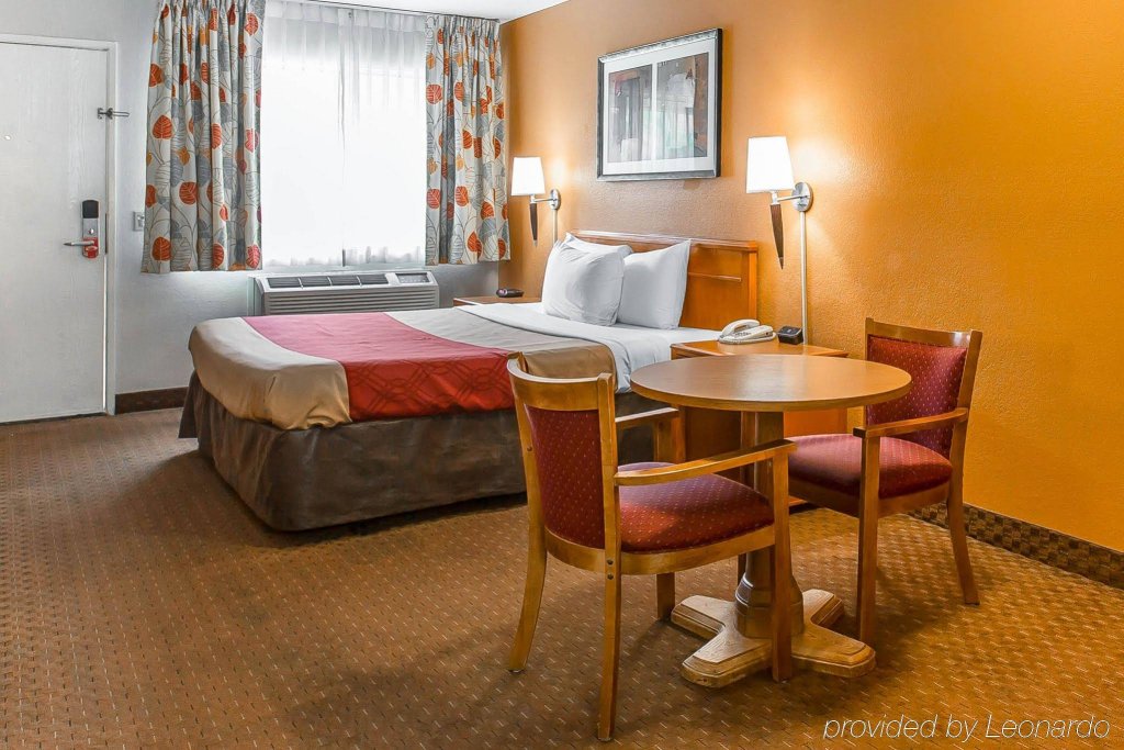 Фото Econo Lodge Inn & Suites El Cajon San Diego East