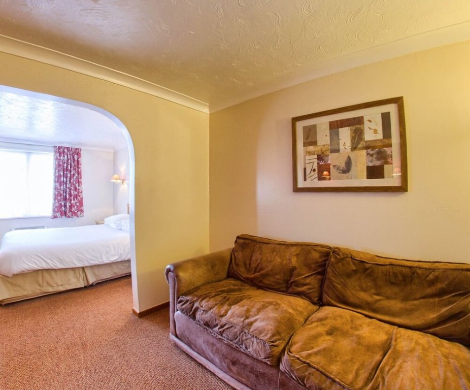 Фото Farmhouse Innlodge by Greene King Inns