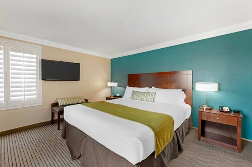 Гостиница Best Western Harbour Inn & Suites Huntington - Sunset Beach в Хантингтон-Бич