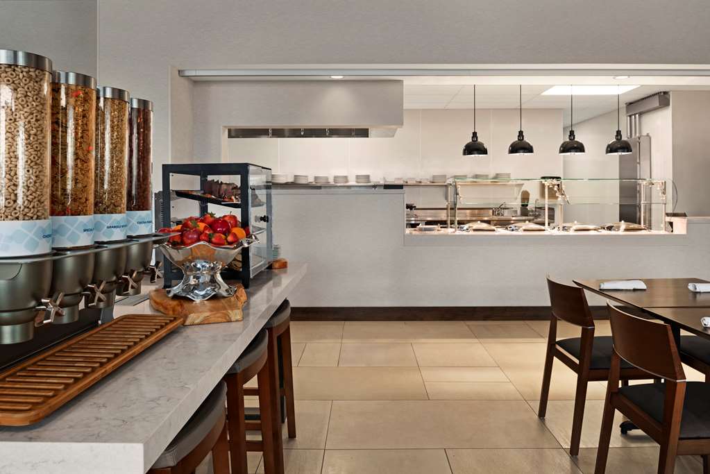 Фото Hilton Garden Inn Milwaukee Brookfield Conference Center, Wi