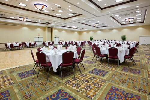 Гостиница Holiday Inn & Conference Center Marshfield, an Ihg Hotel в Маршфилде