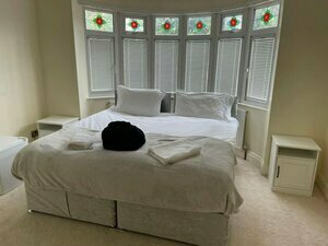 Гостиница Homely Spaces-the Ampthill Large 3br Parking в Бедфорде