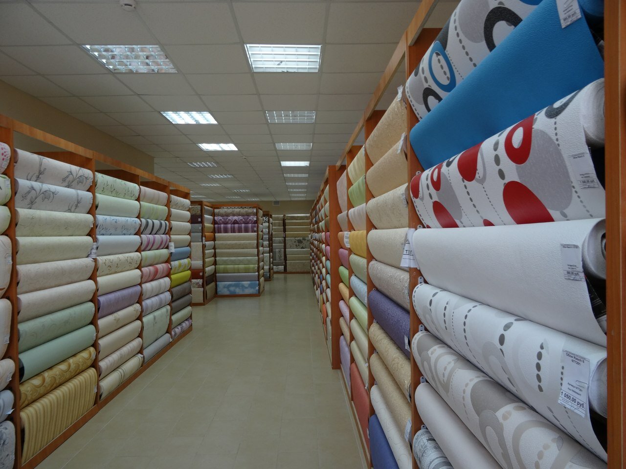 Стенды с обоями и фресками в интерьерном центре ЭлитДизайн