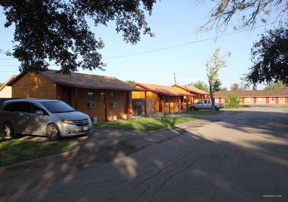 Фото Lakeside Inn & Suites