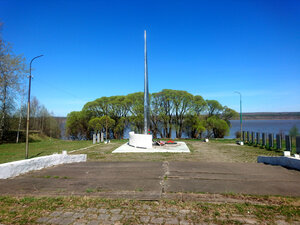Стела доблести и славы (Perm Territory, Okhansk) ، نصب تذكاري للحرب، مقبرة جماعية