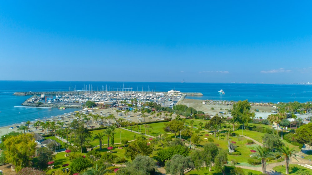 Фото St Raphael Resort & Marina