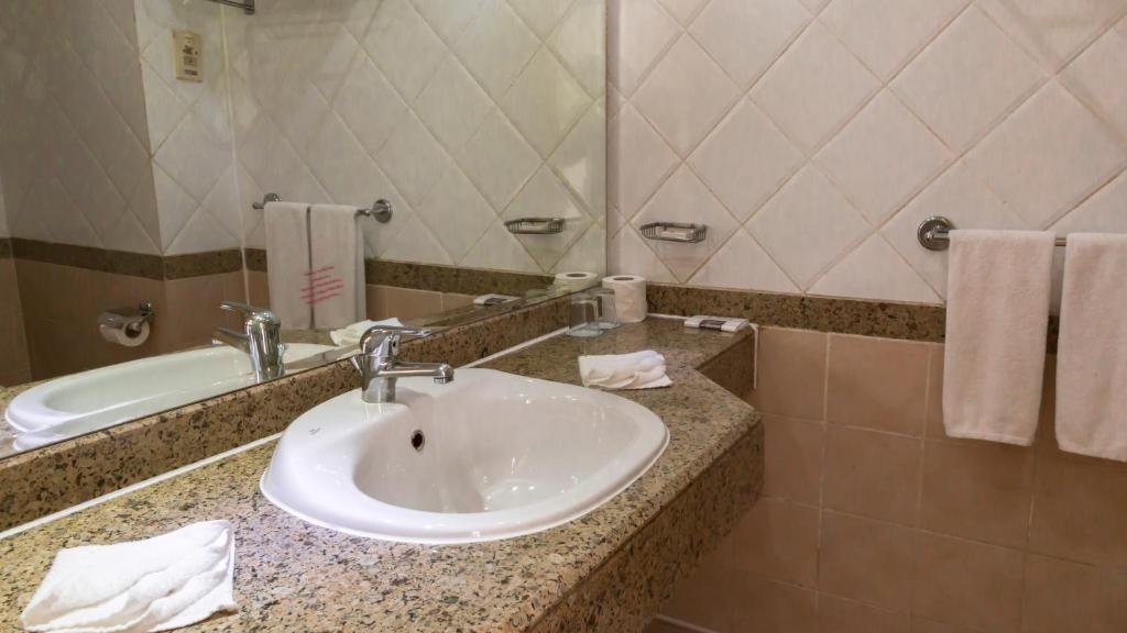 Фото Coral Beach Resort Tiran