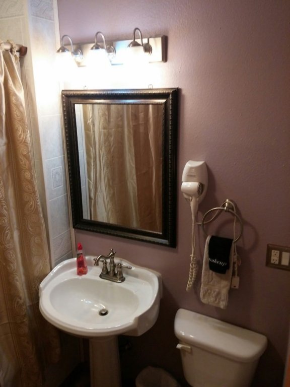 Фото A Hyde Away Inn B&b