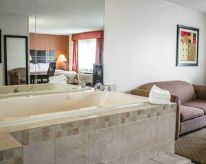 Гостиница Norwood Inn & Suites North Conference Center в Уортингтоне