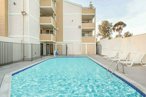 Гостиница Super 8 by Wyndham National City Chula Vista в Нейшнел Сити