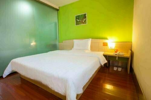 Гостиница 7Days Inn Kunming East Station Juhua Overpass в Куньмине