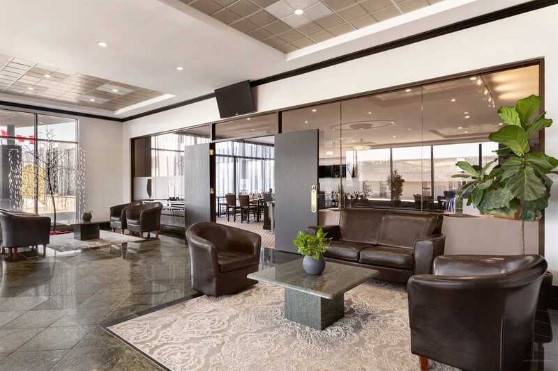 Фото Travelodge by Wyndham Hotel & Convention Centre Quebec City