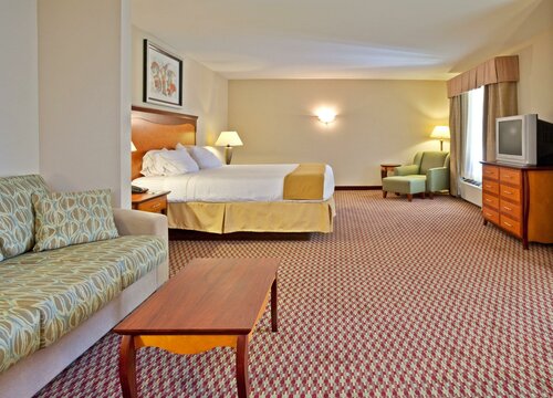 Гостиница Holiday Inn Express Hotel & Suites Birmingham - Inverness, an Ihg Hotel