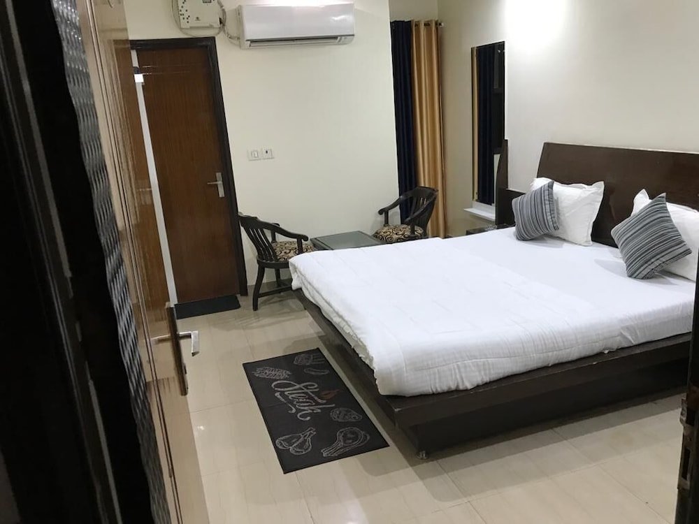 Фото Oyo 14710 Hotel Pallvi Palace