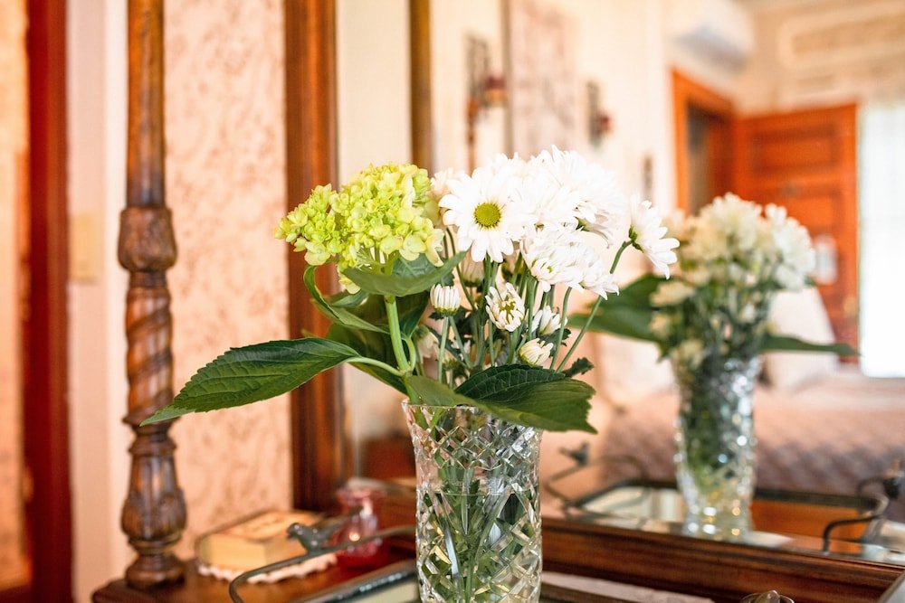 Фото Mathis House, A Victorian Bed & Breakfast and Tea Room at 600 Main