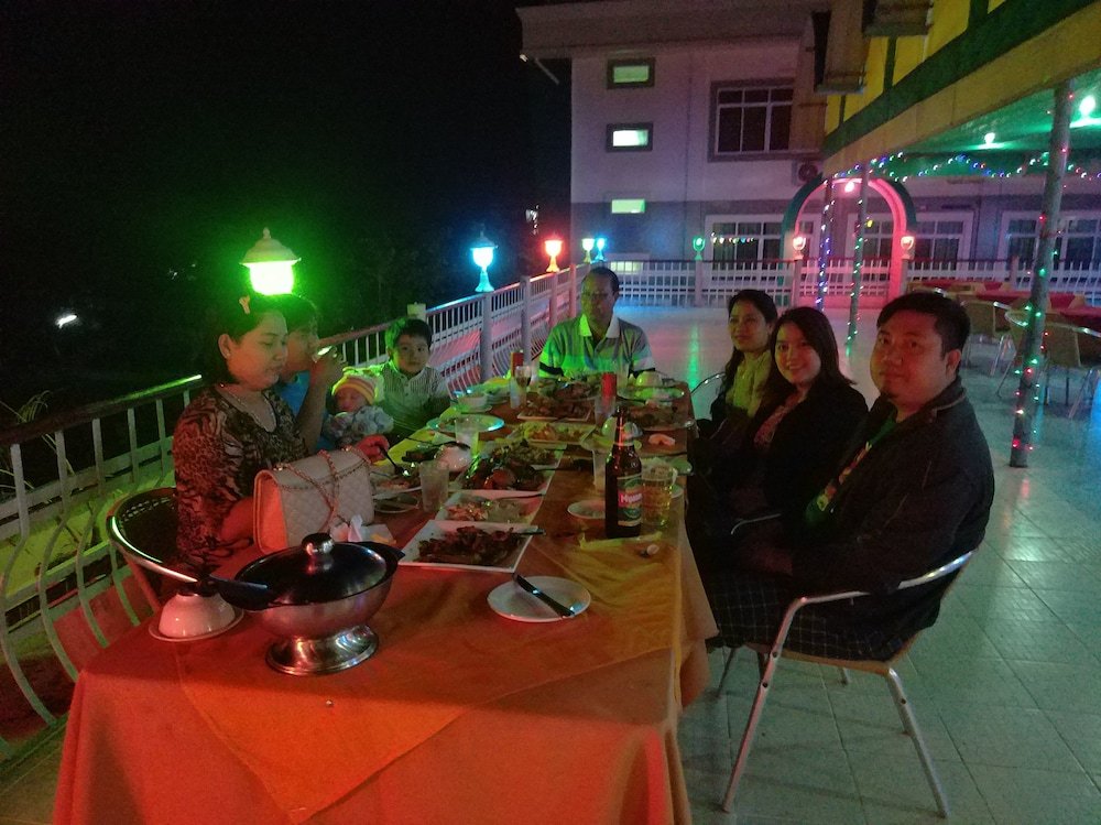 Фото Wyndham Grand Yangon Hotel