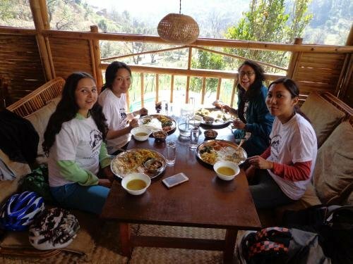 Гостиница Solid Rock - Lodge and Restaurant в Хетауде