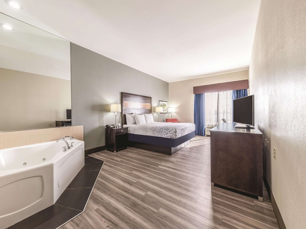 Фото La Quinta Inn & Suites by Wyndham Tulsa Catoosa Route 66