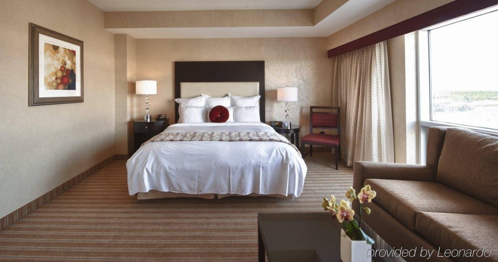 Фото Renaissance by Marriott Boston Patriot Place Hotel