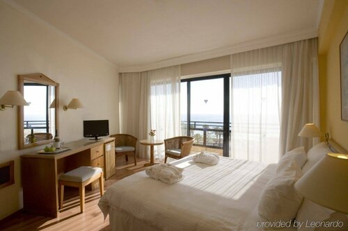 Гостиница Venus Beach Hotel Paphos в Пафосе