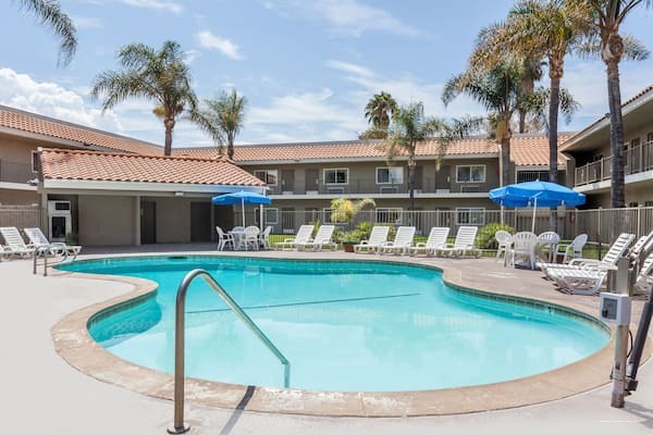 Фото Travelodge by Wyndham Hemet Ca