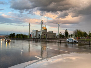Администрация поселка Ойсхар (Чеченская Республика, Гудермесский район, Ойсхара, улица Дружбы), мечеть в Чеченской Республике