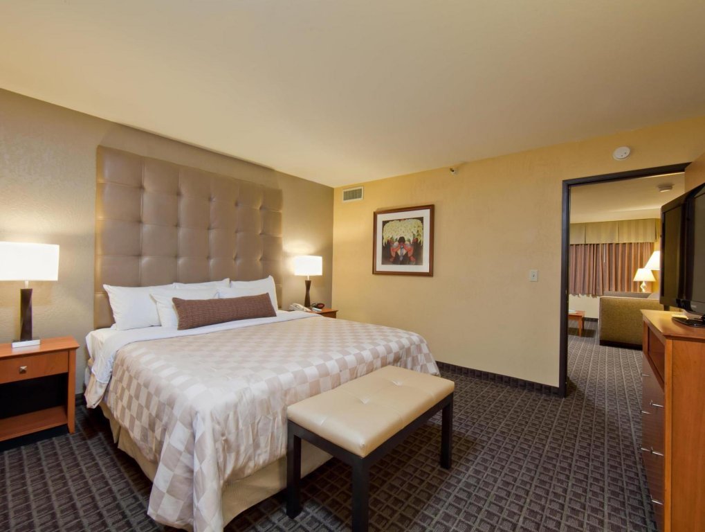 Фото Best Western Plus Scottsdale Thunderbird Suites