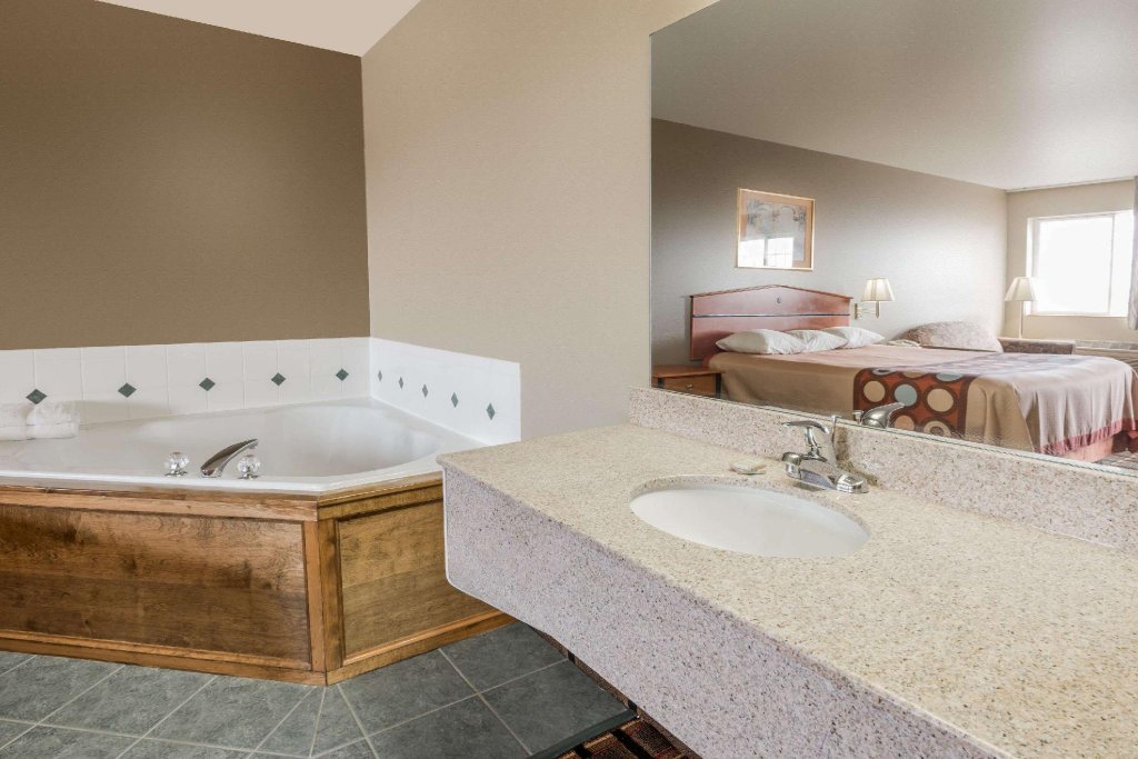 Фото Super 8 by Wyndham Ottawa