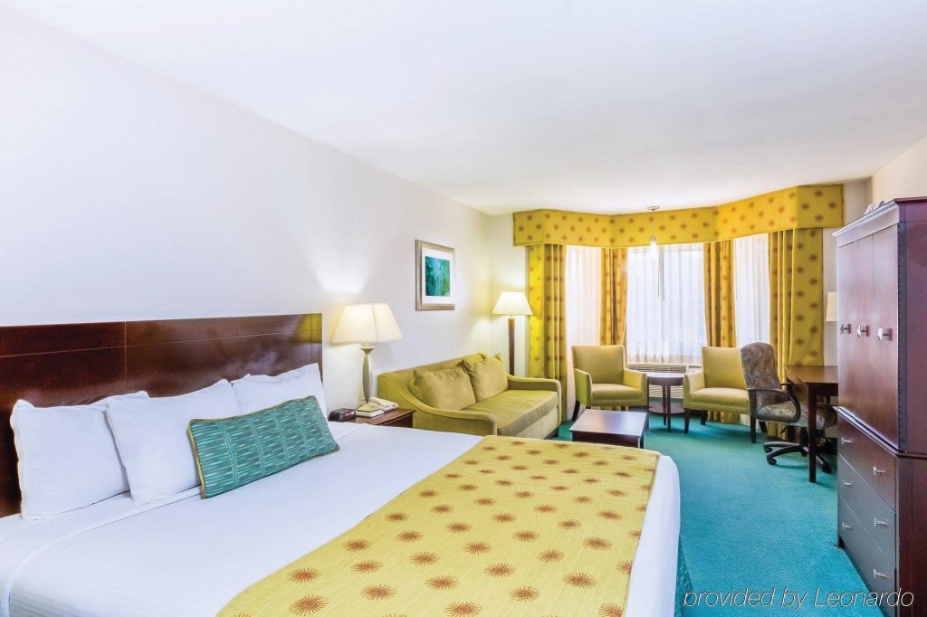 Фото Hampton Inn Monterey