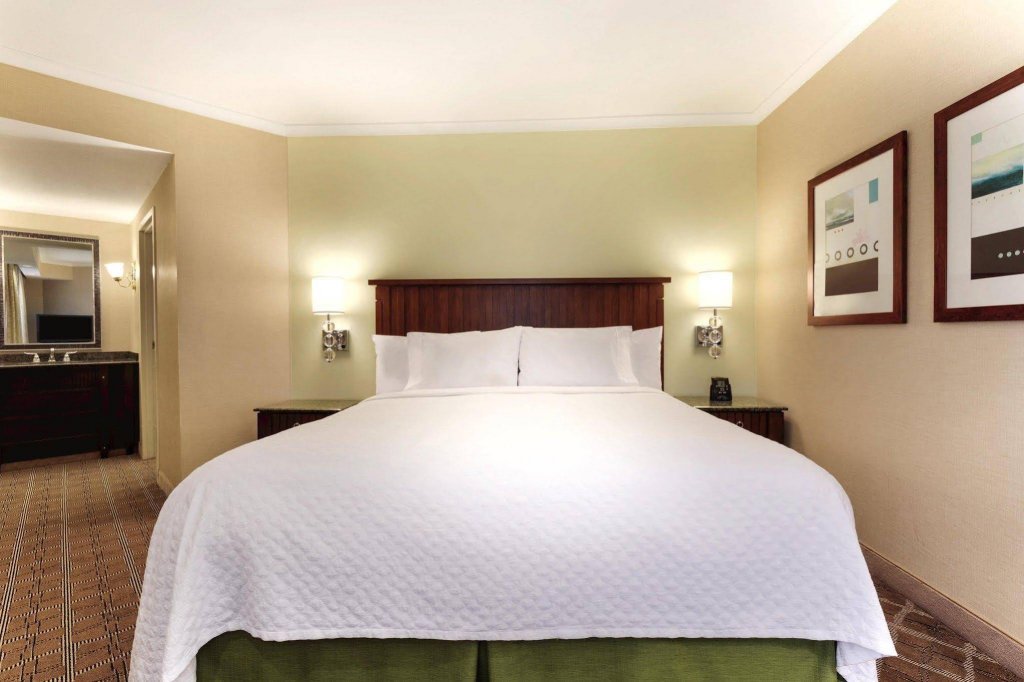 Фото Embassy Suites by Hilton San Diego La Jolla
