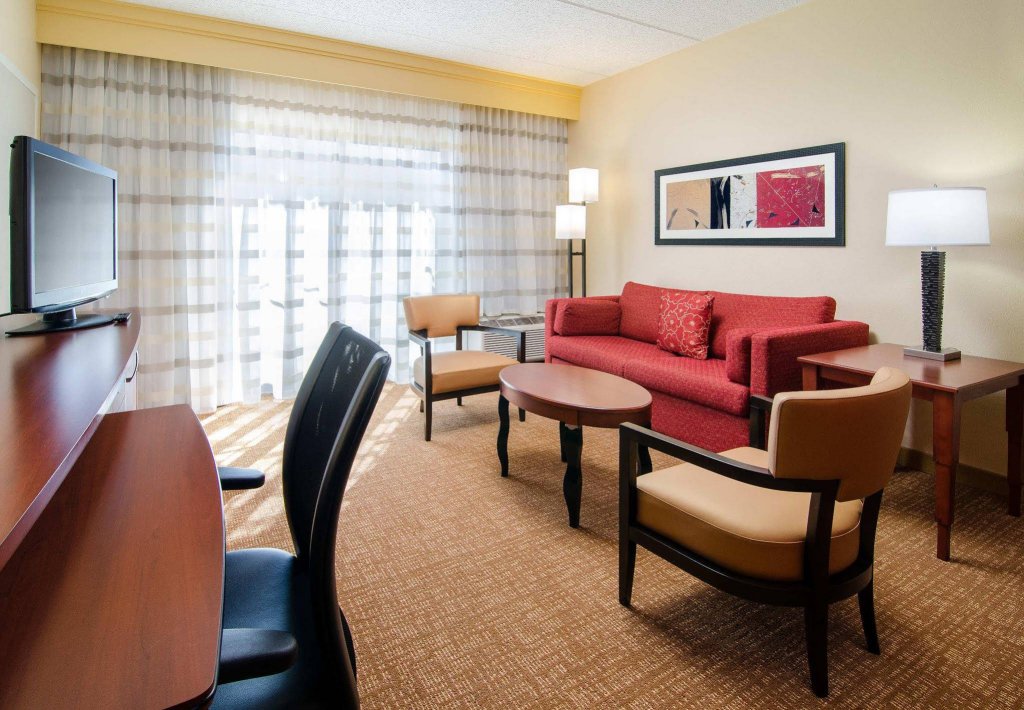 Фото Courtyard by Marriott Charlotte Southpark