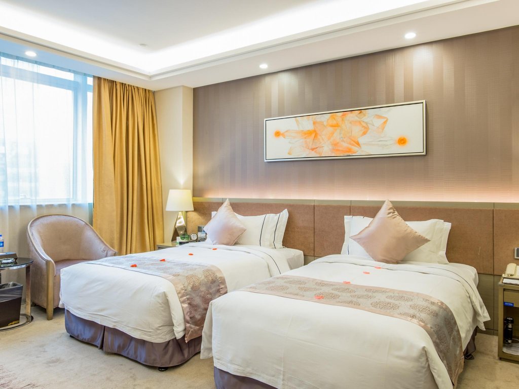 Фото Shenzhen Baoan Plus Gems Cube Hotel