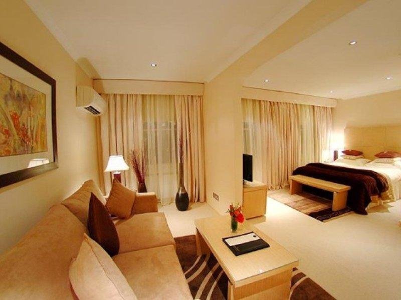 Фото The Beaufort Hotel