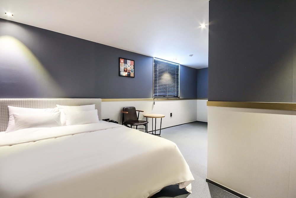 Фото Geoje Hotel Deluxe and Guest House