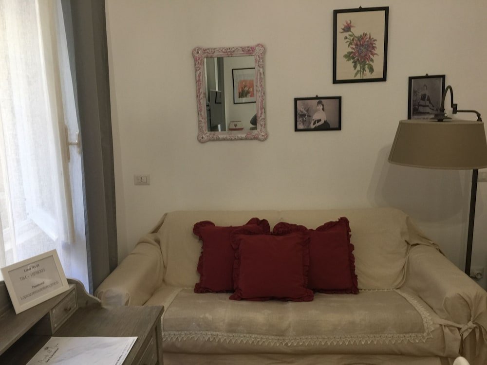 Фото La piazzetta delle regine