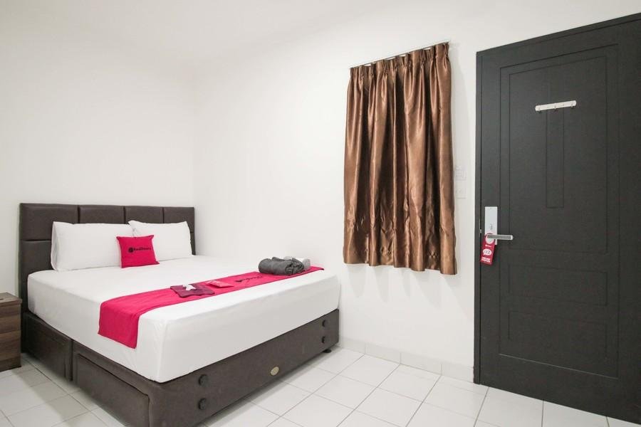 Фото RedDoorz @ Ruko ITC Roxy Mas