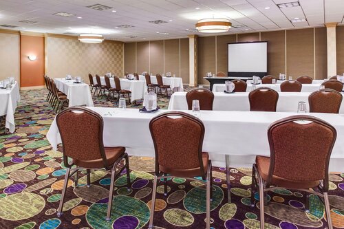 Гостиница Holiday Inn and Suites Overland Park West, an Ihg Hotel в Ленексе