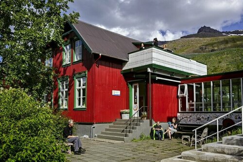 Гостиница Hafaldan Hi Hostel Old Hospital Building в Сейдисфьордюре
