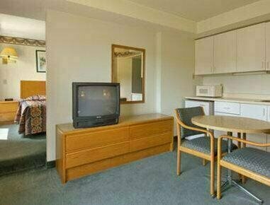 Гостиница Super 8 by Wyndham Toronto East ON в Скарборо