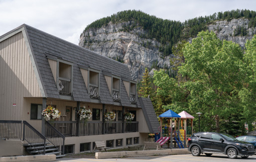 Фото Tunnel Mountain Resort