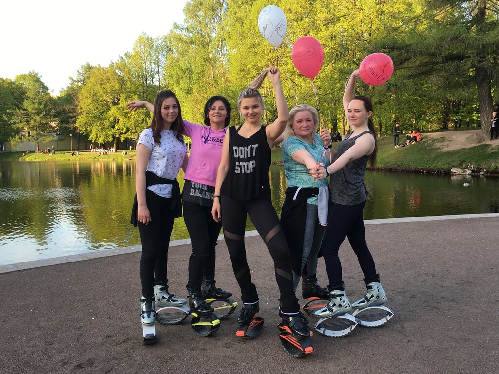 Kangoo Jumps девушка в парке