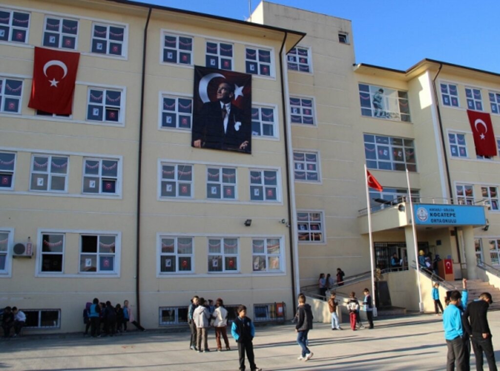 School Kocatepe Middle School, Golcuk, photo