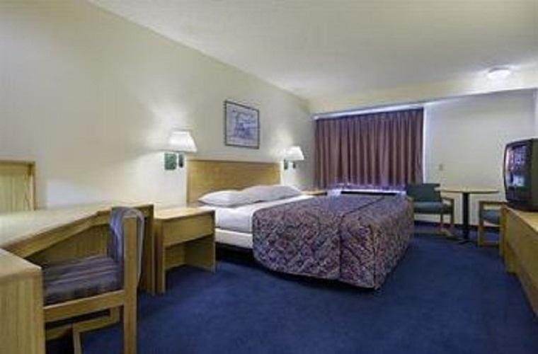 Фото Plano Inn & Suites