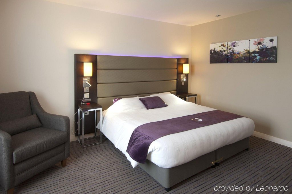 Фото Premier Inn London Hendon - The Hyde
