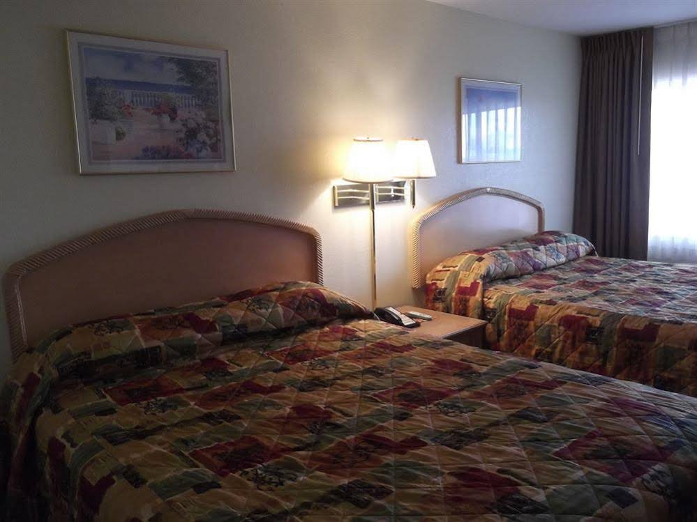 Фото Relax Inn And Suites