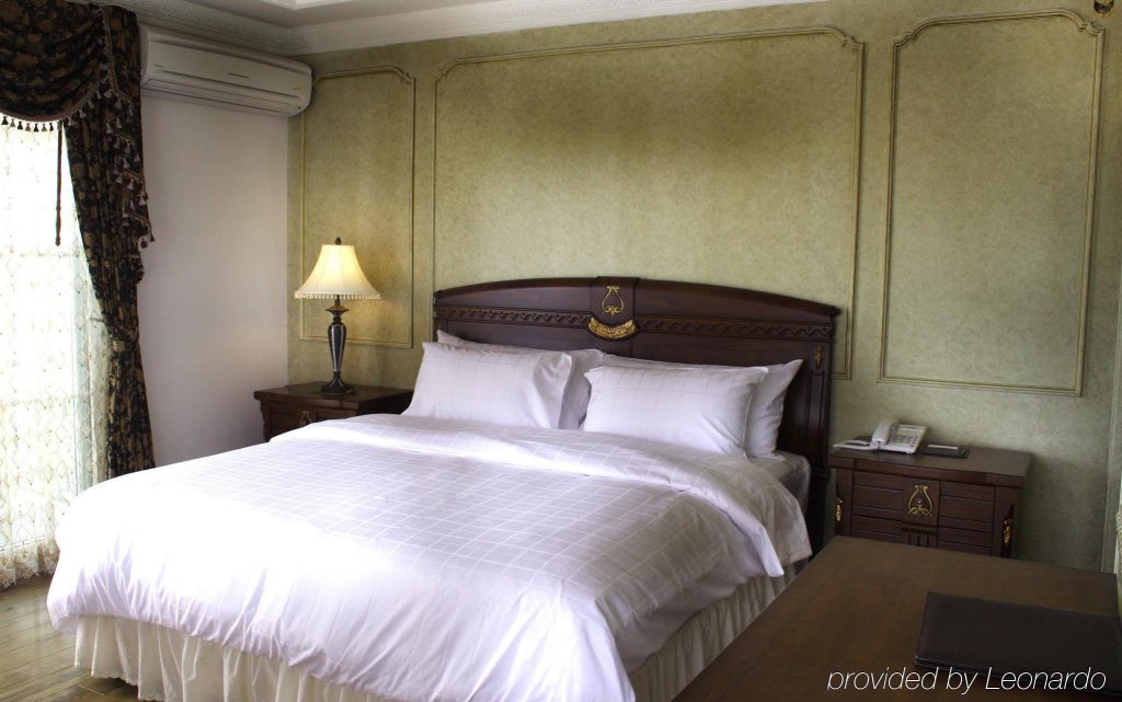 Фото Four Seasons Place