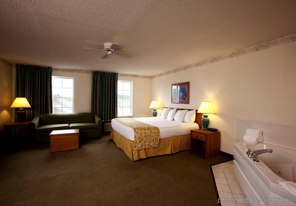 Фото Baymont by Wyndham Mackinaw City