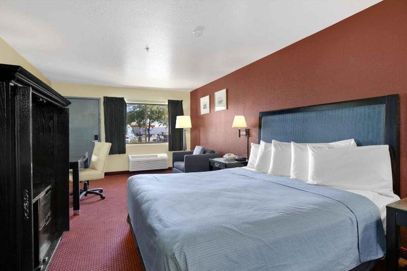 Фото Days Inn by Wyndham Buckeye