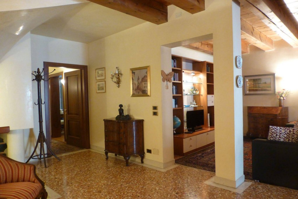 Фото Piazza delle Erbe Stylish Flat